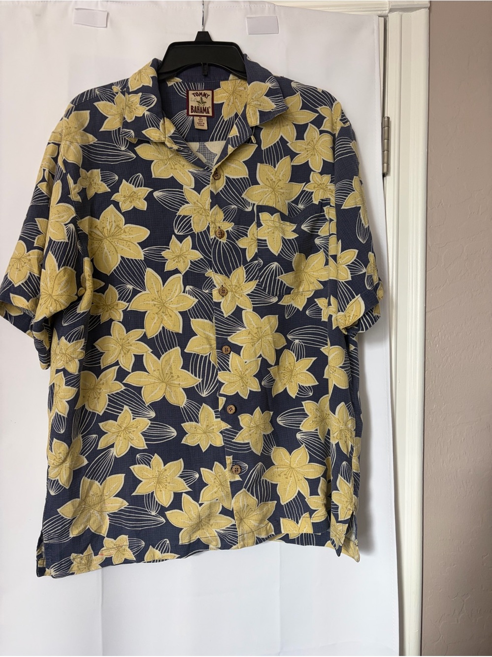 Tommy Bahama Silk‎ Hawaiian floral button down shirt